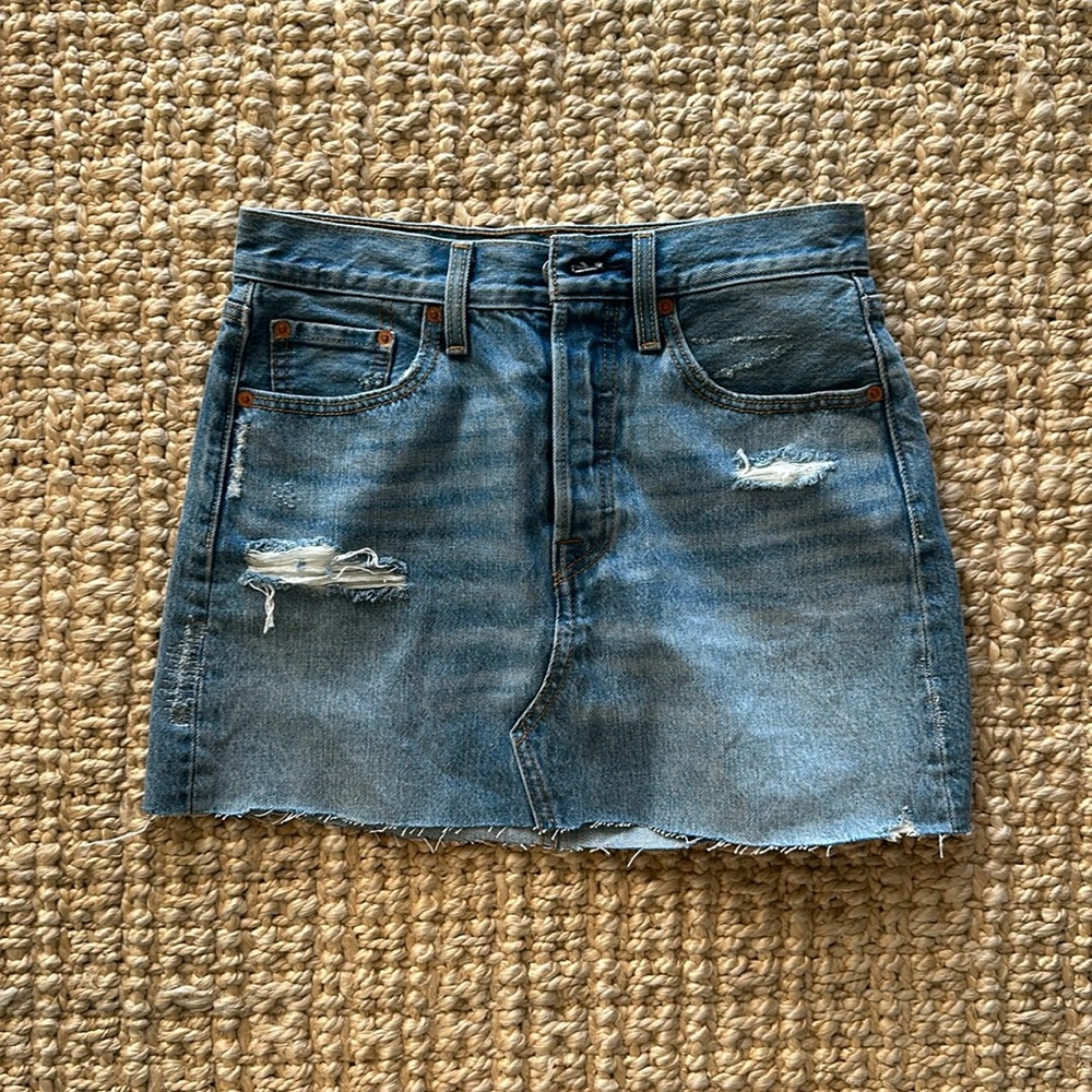 Levi’s mini skirt size 27 light wash